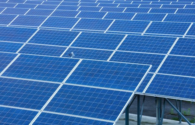 カーボンニュートラル実現へ企業が太陽光発電を導入するメリット・デメリットを解説